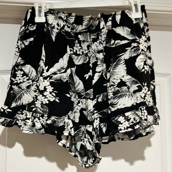 Black and white breezy shorts - Picture 1 of 3